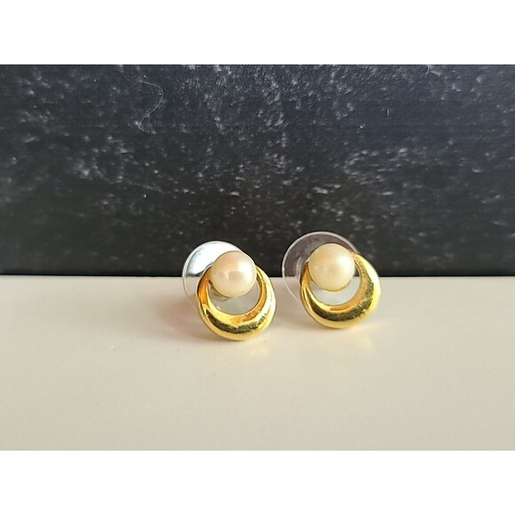 Faux Pearl Gold Tone Metal Stud Earrings Vintage - Picture 1 of 10